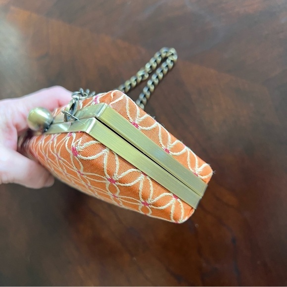 Kiss Lock Clutch Embroidered Case - Picture 3 of 6